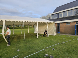 Opbouwen tent op sportpark 'Het Springer' (maandag 29 april 2024) (18/41)